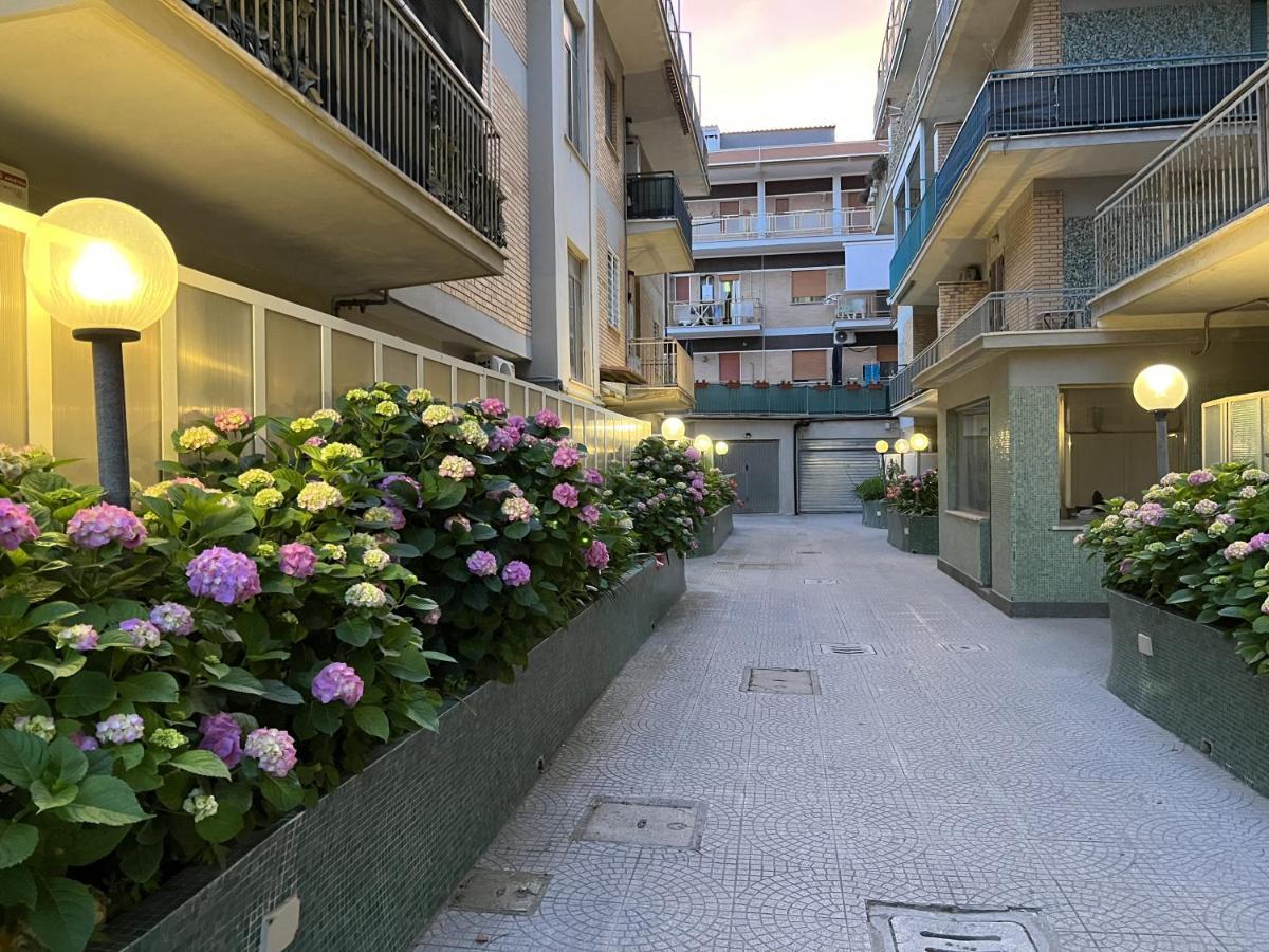 Lotus - Appartamento Sul Mare A Ostia Con Giardino Relax Eksteriør billede