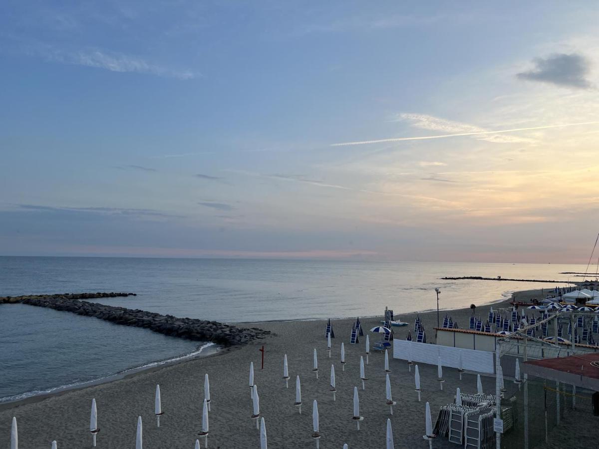 Lotus - Appartamento Sul Mare A Ostia Con Giardino Relax Eksteriør billede